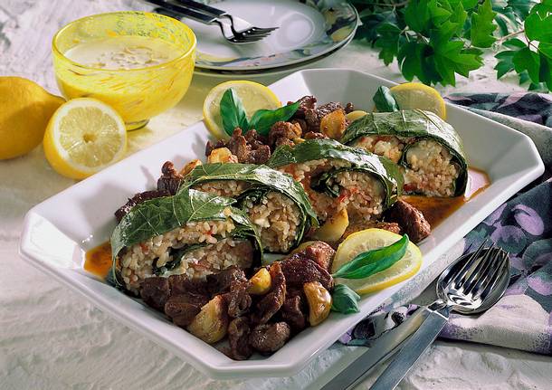 Weinblatt-Reis-Roulade auf Lammgyros Rezept Weinblatt-Reis-Roulade auf Lammgyros Rezept