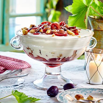 Weincreme mit Löffelbiskuits und Zwetschen Rezept