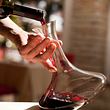 Mit dem Weindekanter den Wein zum Atmen lassen - Foto: iStock