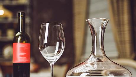 Die schönsten Weinkaraffen für Rotwein - Foto: iStock/akobchukOlena