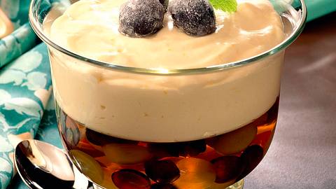 Weinschaumcreme auf Traubengelee Rezept - Foto: House of Food / Bauer Food Experts KG