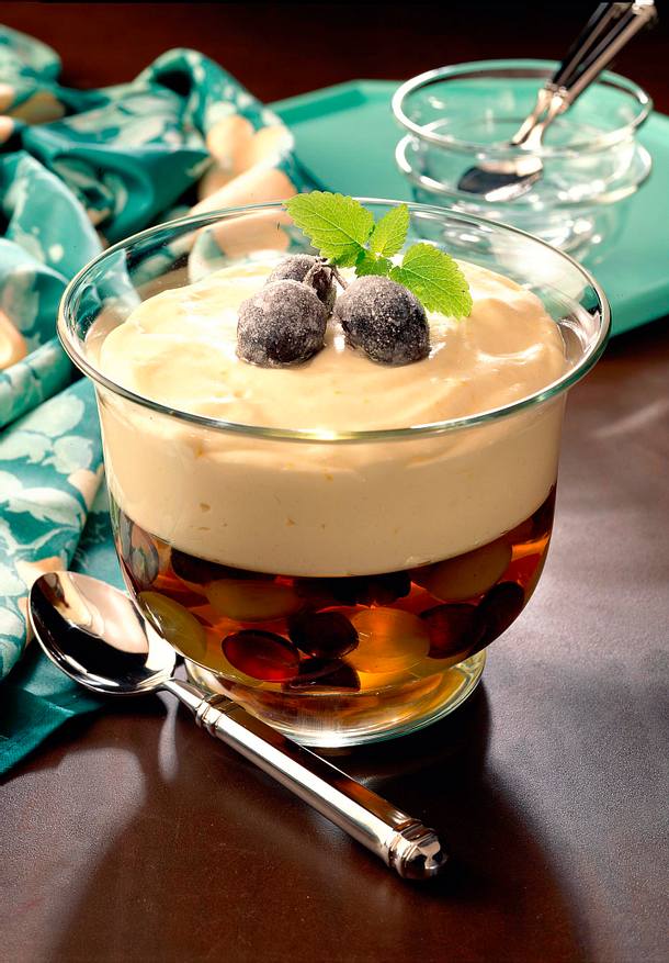 Weinschaumcreme auf Traubengelee Rezept | LECKER