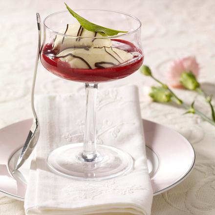 Weinschaumcremenocken mit Schokostreifen auf Himbeermark Rezept Weinschaumcremenocken mit Schokostreifen auf Himbeermark Rezept