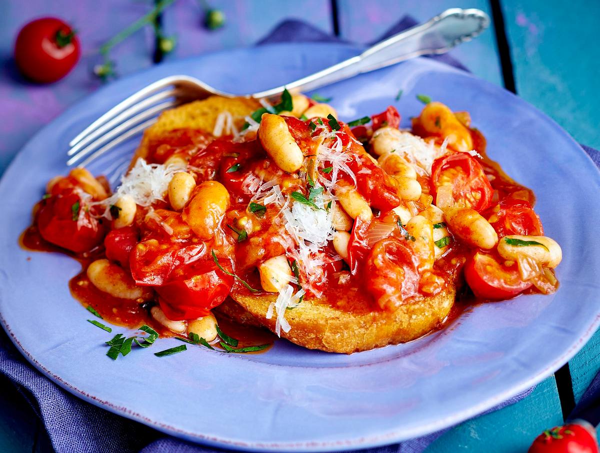 Weiße-Bohnen-Ragout mit geröstetem Brot Rezept