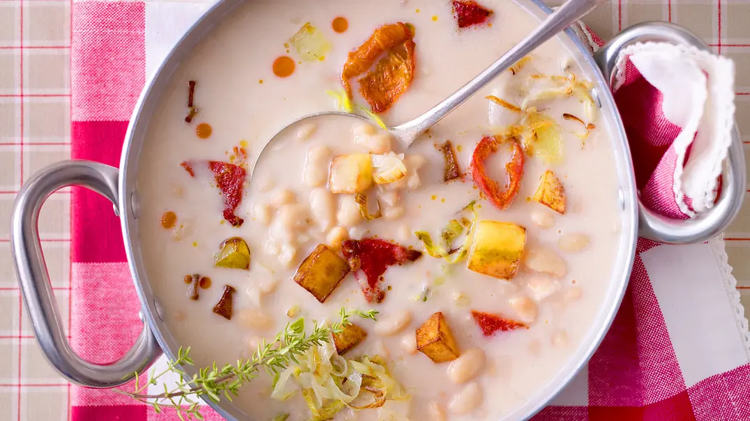 Weiße-Bohnen-Suppe mit Gemüsecroûtons Rezept - Foto: LECKER @ Bauer Media Group Weiße-Bohnen-Suppe mit Gemüsecroûtons Rezept - Foto: LECKER @ Bauer Media Group