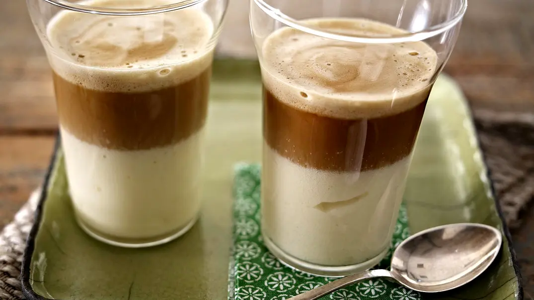 Weiße Mousse mit heißem Espresso Rezept - Foto: LECKER @ Bauer Media Group Weiße Mousse mit heißem Espresso Rezept - Foto: LECKER @ Bauer Media Group