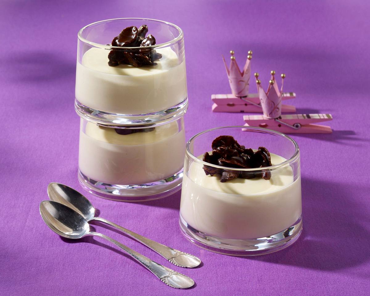 Weiße Mousse mit Schoko-Knusper-Pralinen Rezept