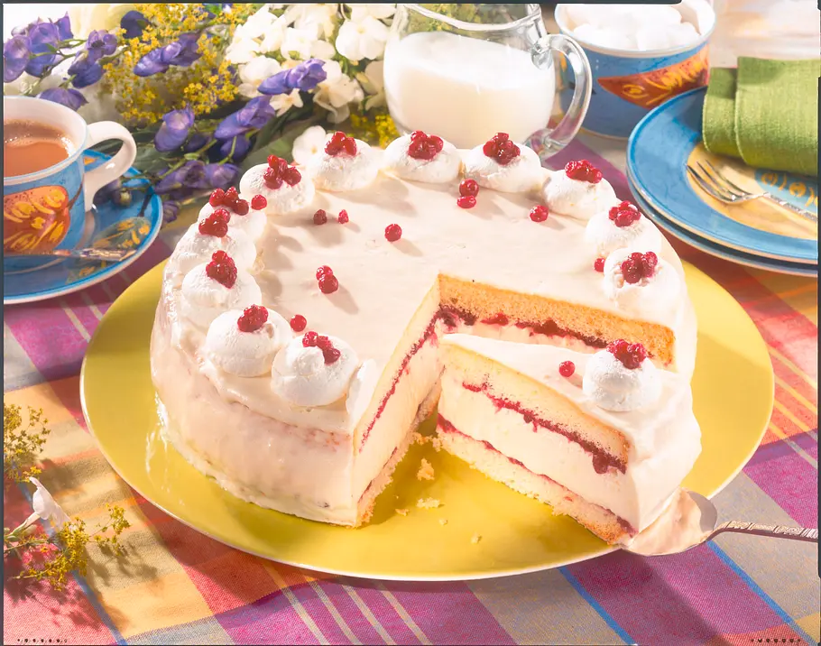 Weiße Mousse-Torte mit Preiselbeeren Rezept Weiße Mousse-Torte mit Preiselbeeren Rezept