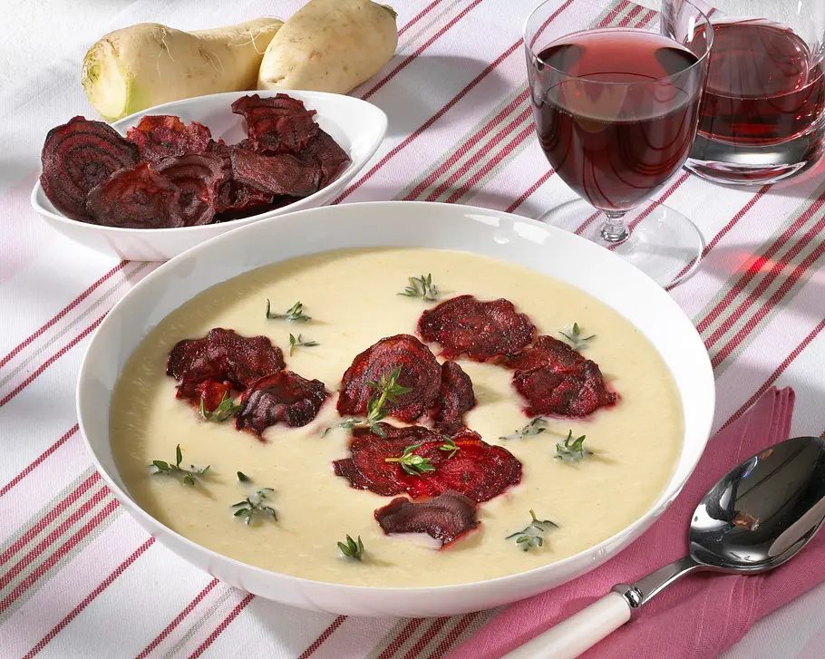 Weiße Rübensuppe mit Rote Bete-Chips Rezept Weiße Rübensuppe mit Rote Bete-Chips Rezept