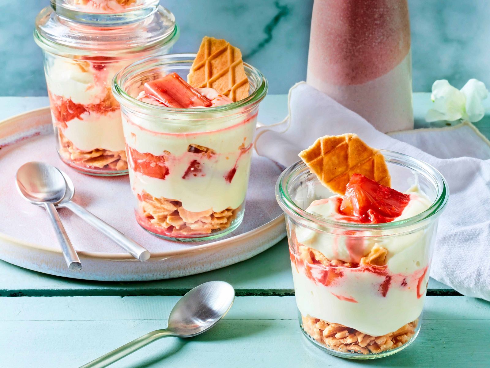 Weiße-Schoko-Creme mit Rhabarber-Ingwer-Kompott Rezept | LECKER