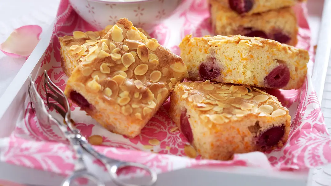 Weiße Schoko-Kirsch-Blondies Rezept - Foto: Stellmach, Peter Weiße Schoko-Kirsch-Blondies Rezept - Foto: Stellmach, Peter