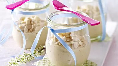 Weiße Schoko-Mousse mit Haselnuss-Krokant Rezept - Foto: LECKER @ Bauer Media Group