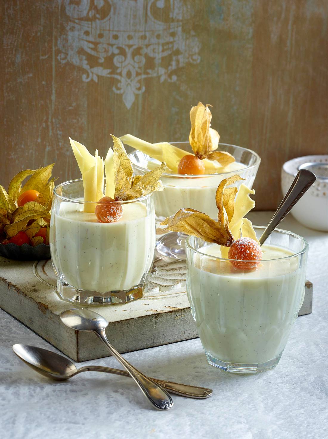 Weiße Schoko-Panna Cotta mit Physalis Rezept | LECKER