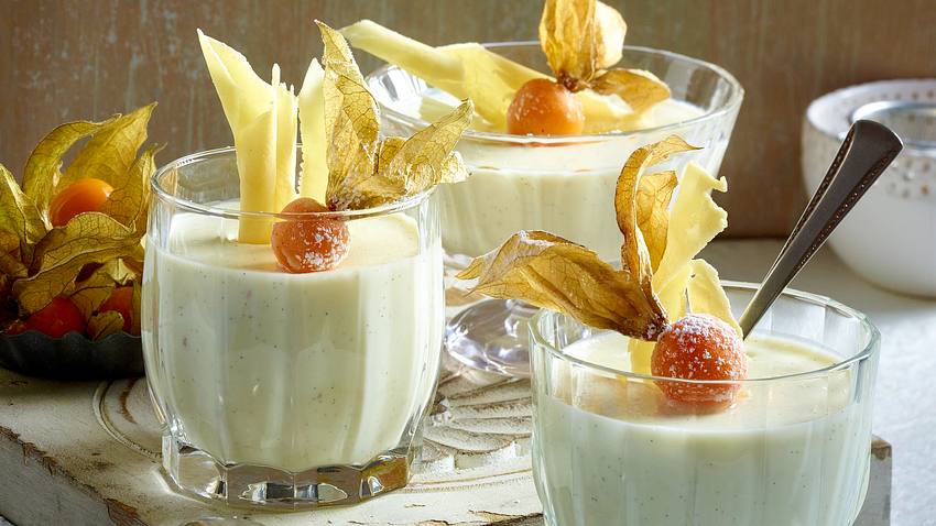 Weiße Schoko-Panna Cotta mit Physalis Rezept - Foto: House of Food / Bauer Food Experts KG