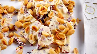 Weiße Schokolade mit Erdnüssen und Cranberrys Rezept - Foto: LECKER @ Bauer Media Group
