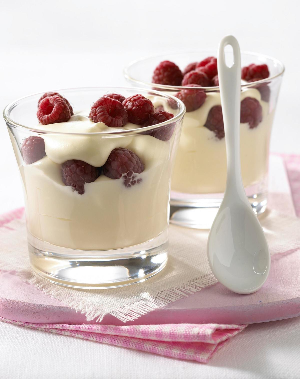 Weiße Schokoladenmousse mit Himbeeren Rezept