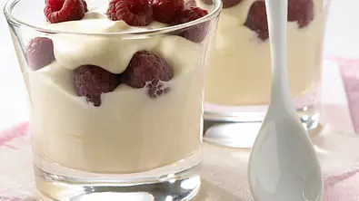 Weiße Schokoladenmousse mit Himbeeren Rezept - Foto: LECKER @ Bauer Media Group