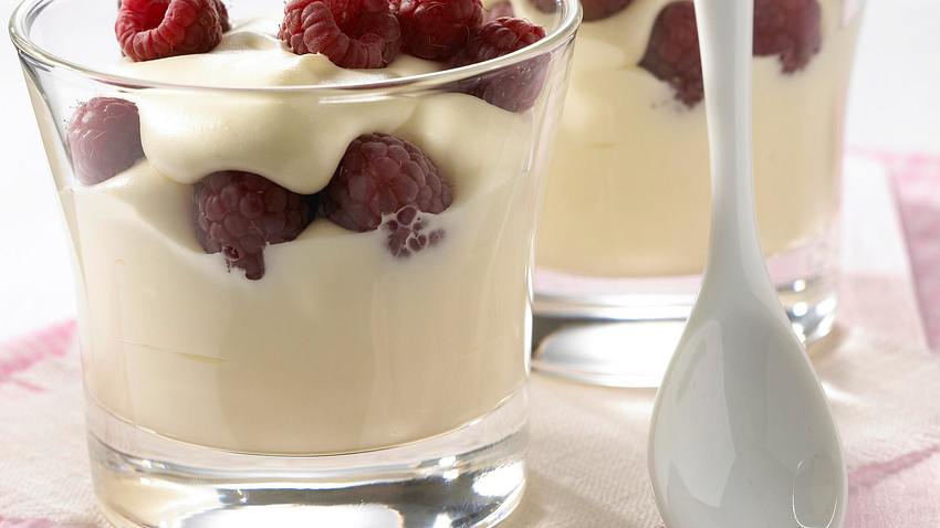 Weiße Schokoladenmousse mit Himbeeren Rezept - Foto: House of Food / Bauer Food Experts KG