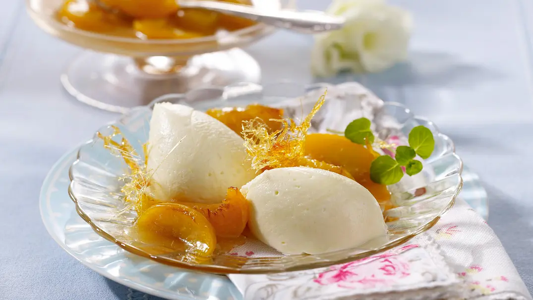 Weiße Schokoladenmousse mit karamellisierten Pfirsichen Rezept - Foto: LECKER @ Bauer Media Group Weiße Schokoladenmousse mit karamellisierten Pfirsichen Rezept - Foto: LECKER @ Bauer Media Group