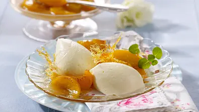 Weiße Schokoladenmousse mit karamellisierten Pfirsichen Rezept - Foto: LECKER @ Bauer Media Group