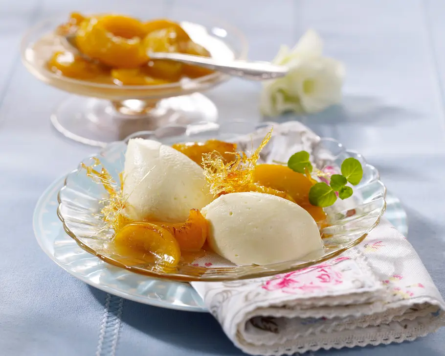 Weiße Schokoladenmousse mit karamellisierten Pfirsichen Rezept Weiße Schokoladenmousse mit karamellisierten Pfirsichen Rezept