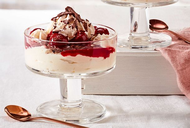 Weiße Schokoladenmousse mit Kirschsoße Rezept