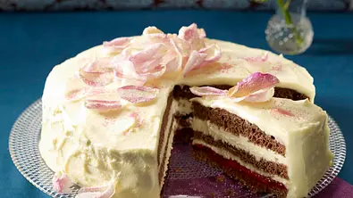 Weiße Schokoladentorte mit Rosenblättern Rezept - Foto: LECKER @ Bauer Media Group