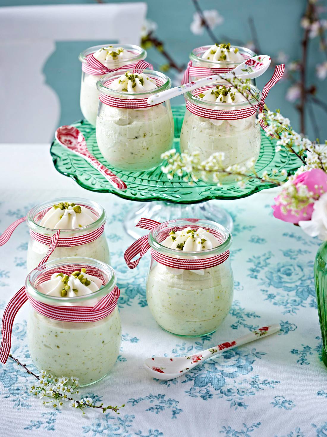 Weiße Schokomousse mit Pistazien Rezept Weiße Schokomousse mit Pistazien Rezept