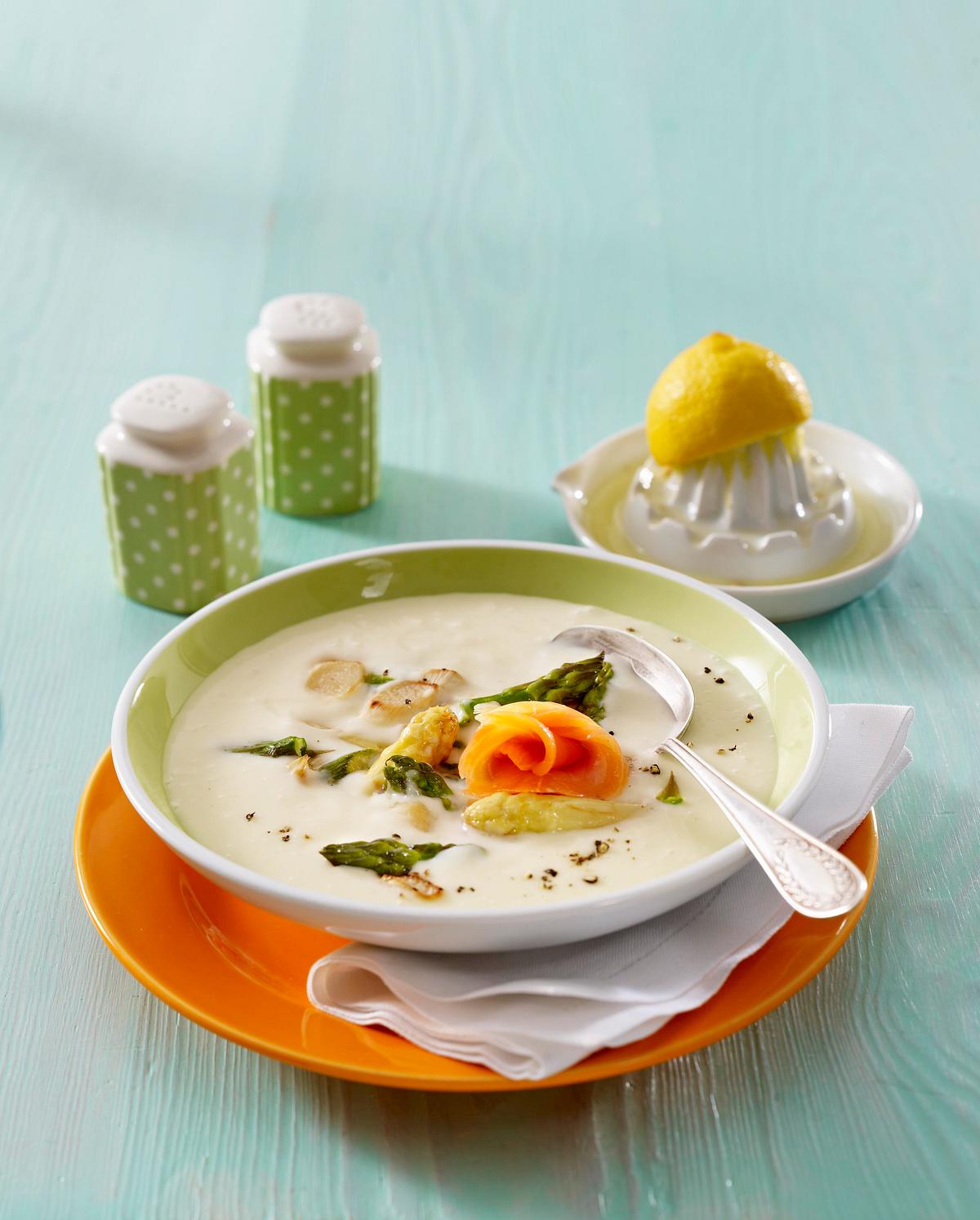 Weiße Spargelcremesuppe mit Räucherlachs und gebratenem grünen Spargel Rezept