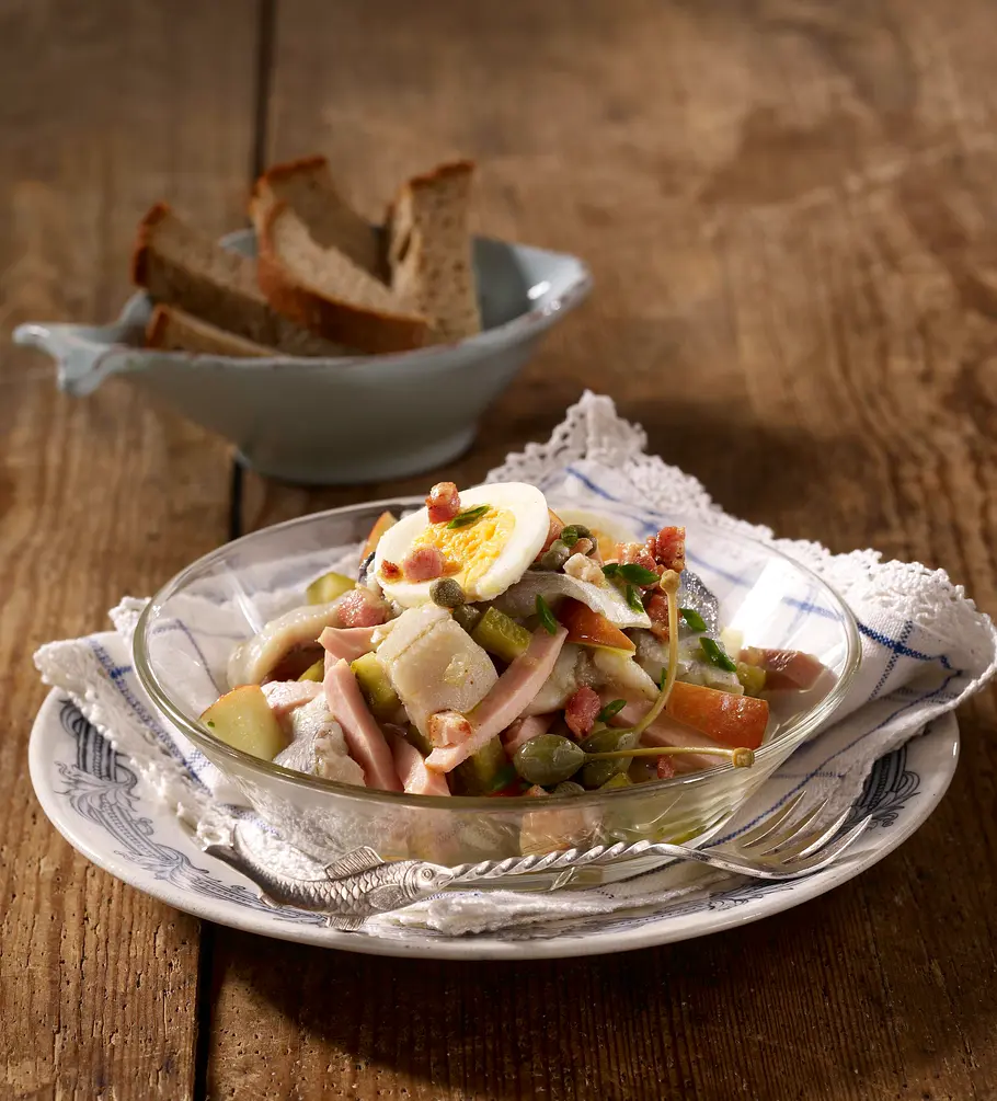 Weißer Heringssalat mit Apfel & Wurst Rezept Weißer Heringssalat mit Apfel & Wurst Rezept