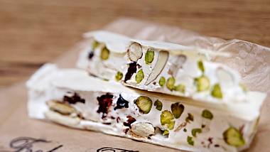 Weißer Nougat mit Pistazien und getrockneten Kirschen Rezept - Foto: House of Food / Bauer Food Experts KG