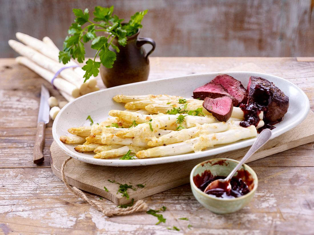 Weißer Ofen-Spargel mit Huftsteak Rezept | LECKER