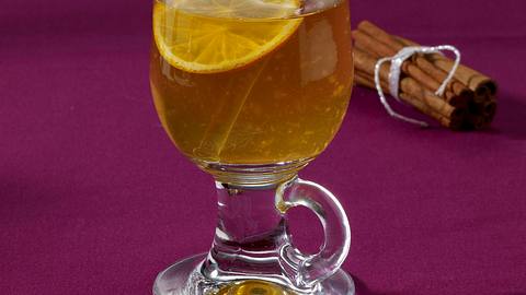 Weißer Orangen-Glühwein Rezept - Foto: House of Food / Bauer Food Experts KG