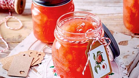 2 Gläser mit Marmelade aus weißen Pfirsichen, ein Glas mit dekorativem Etikett - Foto: House of Food / Bauer Food Experts KG