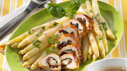 Weißer Spargel mit Hähnchenfilets und Frühlingskräutersoße Rezept - Foto: Maass