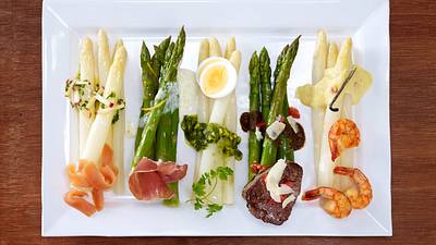 Weißer Spargel mit Hollandaise und Garnelen Rezept - Foto: House of Food / Bauer Food Experts KG