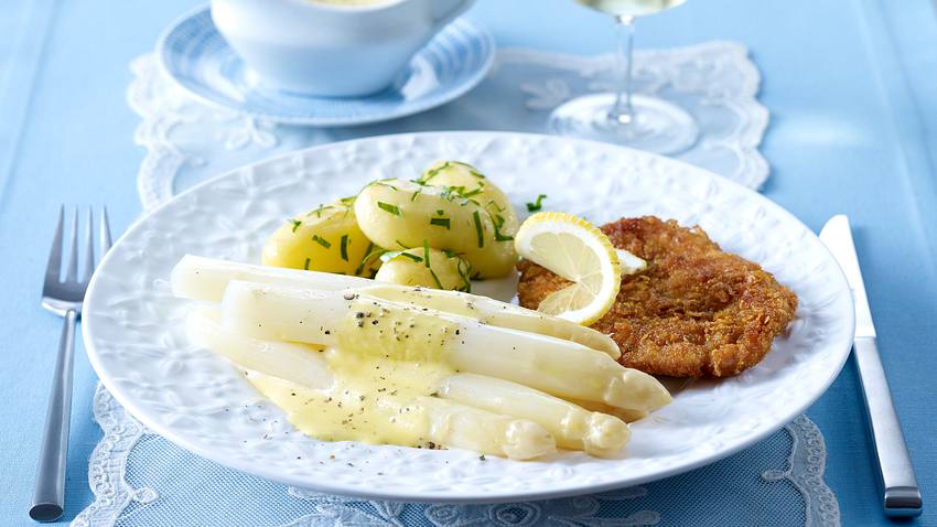 Weißer Spargel mit Joghurt-Hollandaise zu Knusperschnitzel und Petersilienkartoffeln Rezept - Foto: House of Food / Bauer Food Experts KG