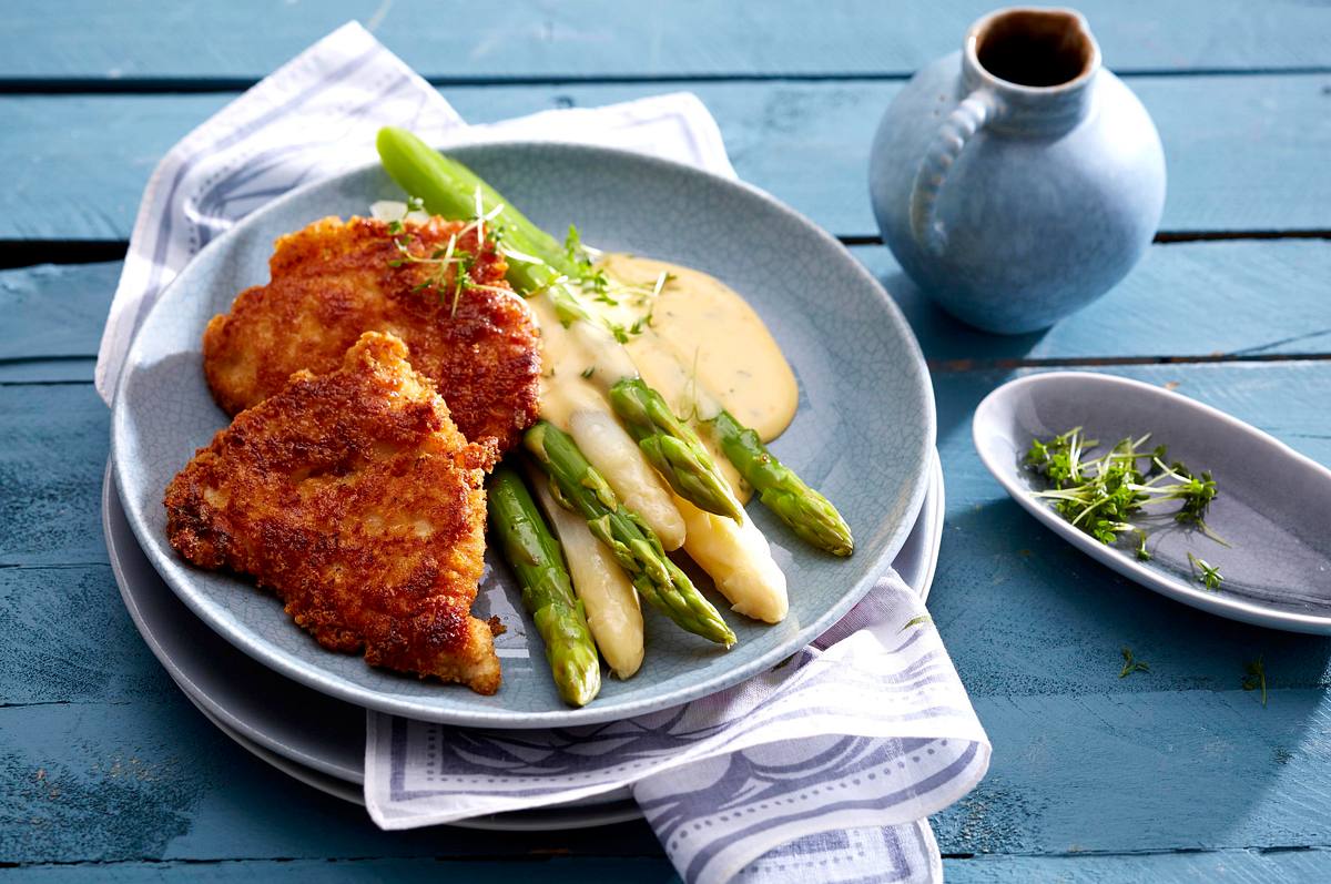 Weißer & grüner Spargel in Orangensoße zu Hähnchenfilet in Manchegohülle Rezept