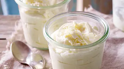 Weißes Schoko-Mousse Rezept - Foto: LECKER @ Bauer Media Group