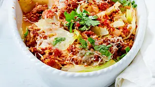 Weißkohl-Hack-Auflauf mit Ziegenkäse Rezept - Foto: LECKER @ Bauer Media Group Weißkohl-Hack-Auflauf mit Ziegenkäse Rezept - Foto: LECKER @ Bauer Media Group
