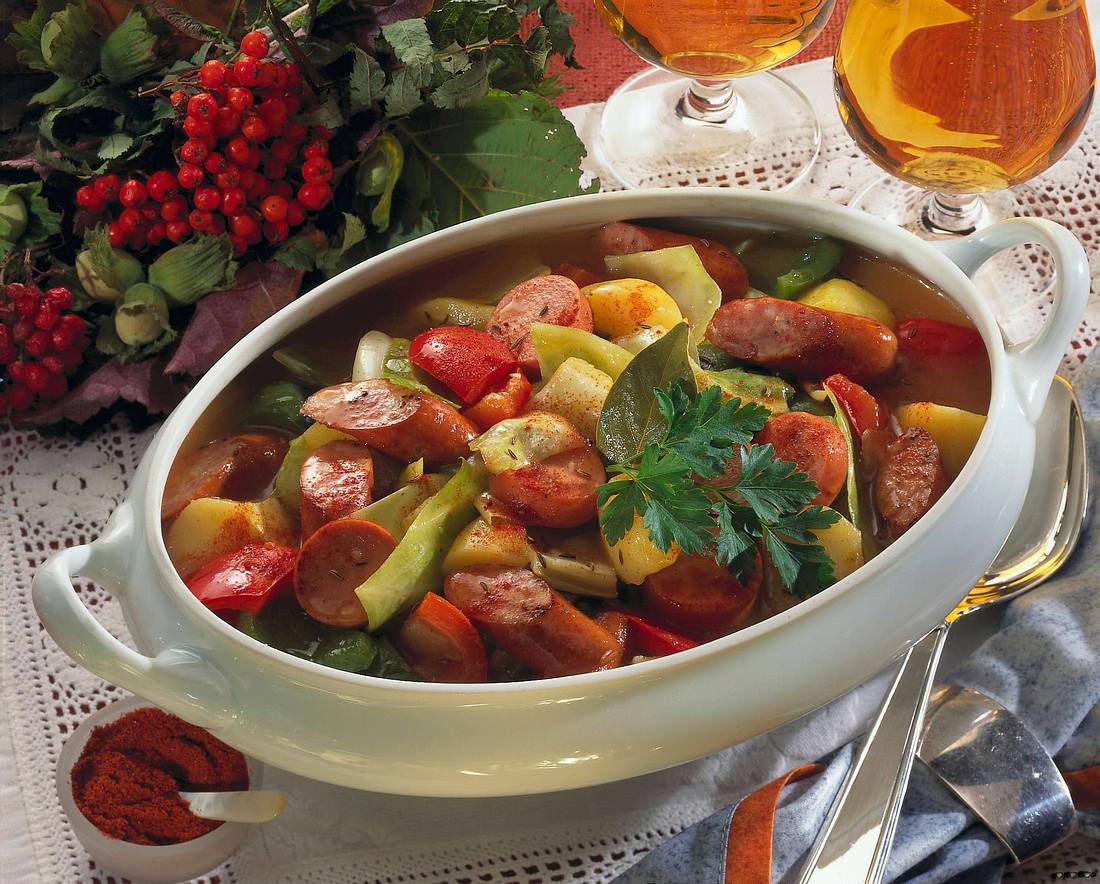 Weißkohleintopf mit verschiedenen Würstchen Rezept | LECKER