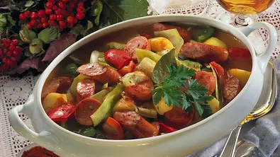 Weißkohleintopf mit verschiedenen Würstchen Rezept - Foto: Scarlini