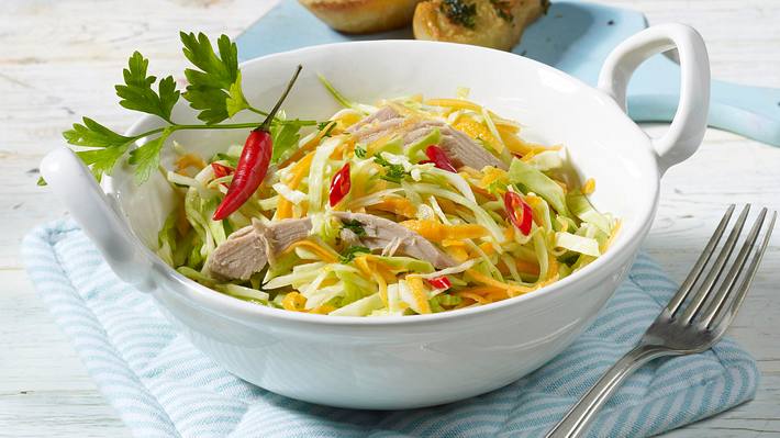 Weißkohlsalat mit Thunfisch und Möhren Rezept - Foto: House of Food / Bauer Food Experts KG