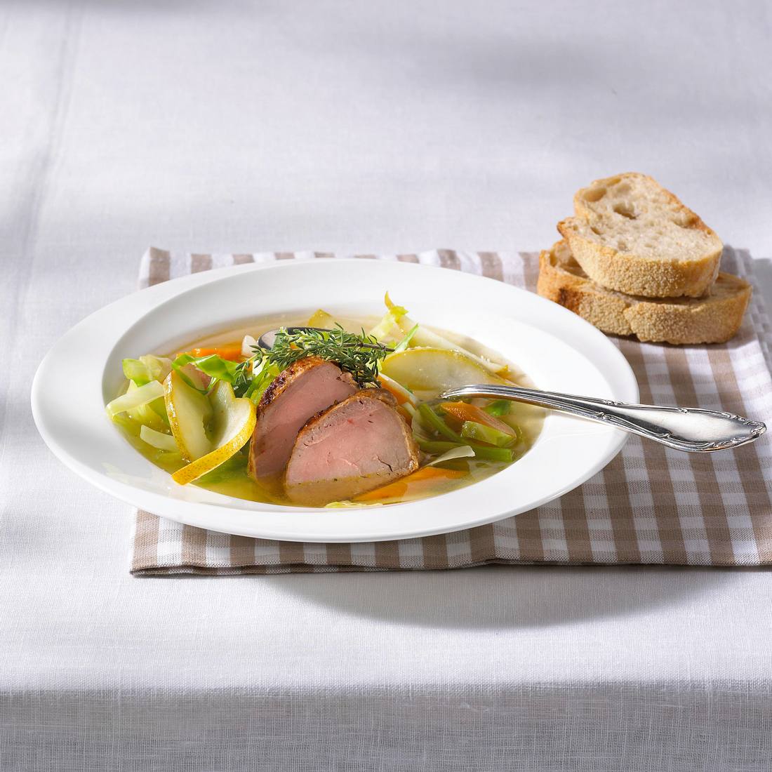 Weißkohlsuppe mit Schweinefilet, Möhren und Birnen Rezept | LECKER