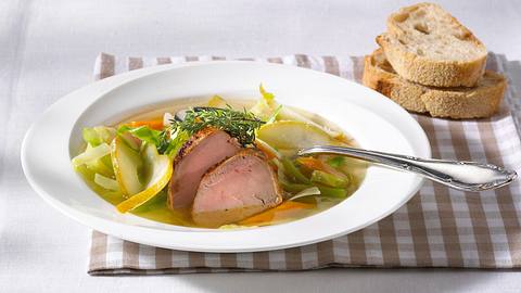 Weißkohlsuppe mit Schweinefilet, Möhren und Birnen Rezept - Foto: House of Food / Bauer Food Experts KG