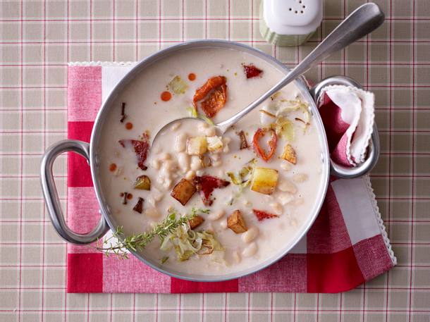 Weiße Bohnensuppe mit geröstetem Paprika, Kartoffelcroûtons und Porree Rezept Weiße Bohnensuppe mit geröstetem Paprika, Kartoffelcroûtons und Porree Rezept