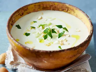 Weiße Gazpacho mit Mandeln und Petersilie in einer braunen Schale - Foto: LECKER @ Bauer Media Group