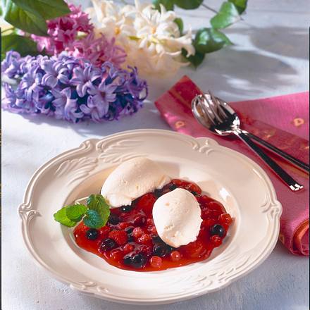 Weiße Mousse-Nocken mit Beerenkompott Rezept