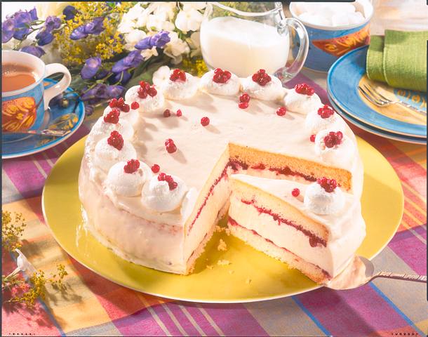 Weiße Mousse-Torte mit Preiselbeeren Rezept Weiße Mousse-Torte mit Preiselbeeren Rezept
