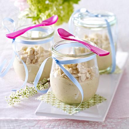 Weiße Schoko-Mousse mit Haselnuss-Krokant Rezept Weiße Schoko-Mousse mit Haselnuss-Krokant Rezept